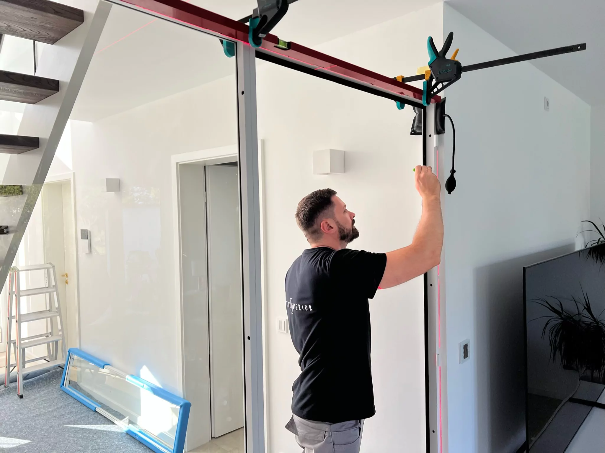 Installation einer Industrietür im modernen Wohnhaus