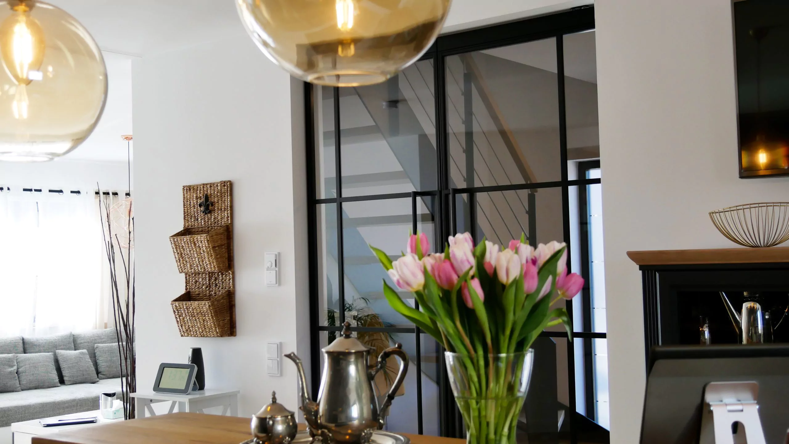 Loft-Drehtür mit Doppelflügel in modern eingerichtetem Haus.