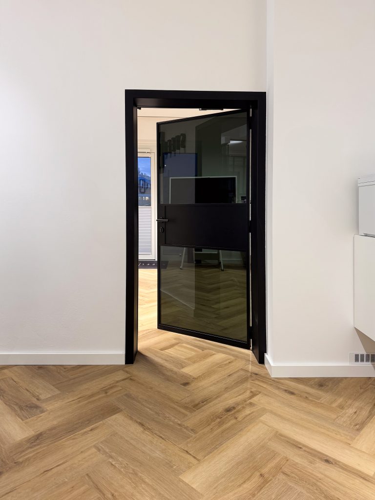 Interior Design 10 showroom-2-einzeltür-farbiges-glas