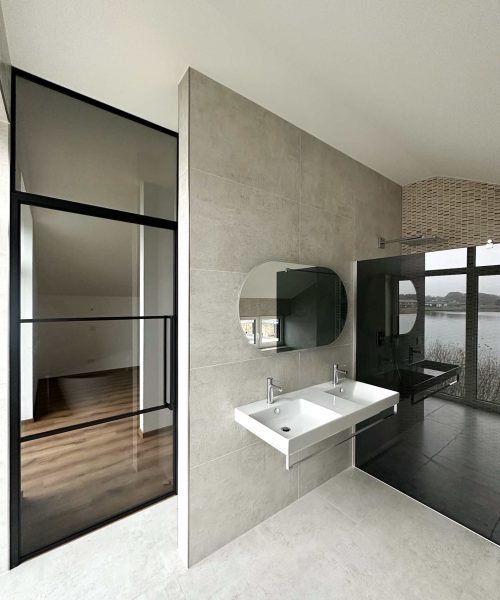 steel-interior-projekt-haseluenne-badezimmer-2-drehtür-farbiges-glas steel-interior-projekt-haseluenne-badezimmer-2-drehtür-farbiges-glas