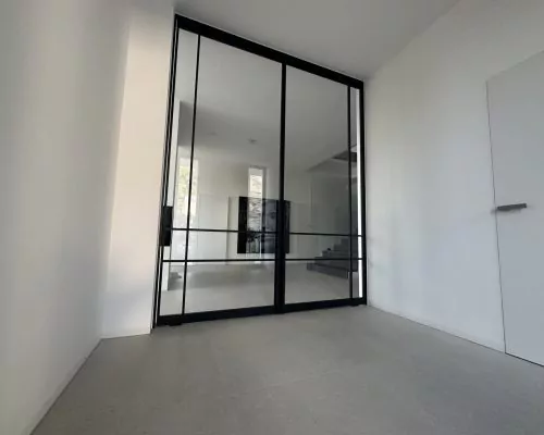 steel-interior-projekt-melle-windfang-doppeltür-pivot-tür-6 steel-interior-projekt-melle-windfang-doppeltür-pivot-tür-6