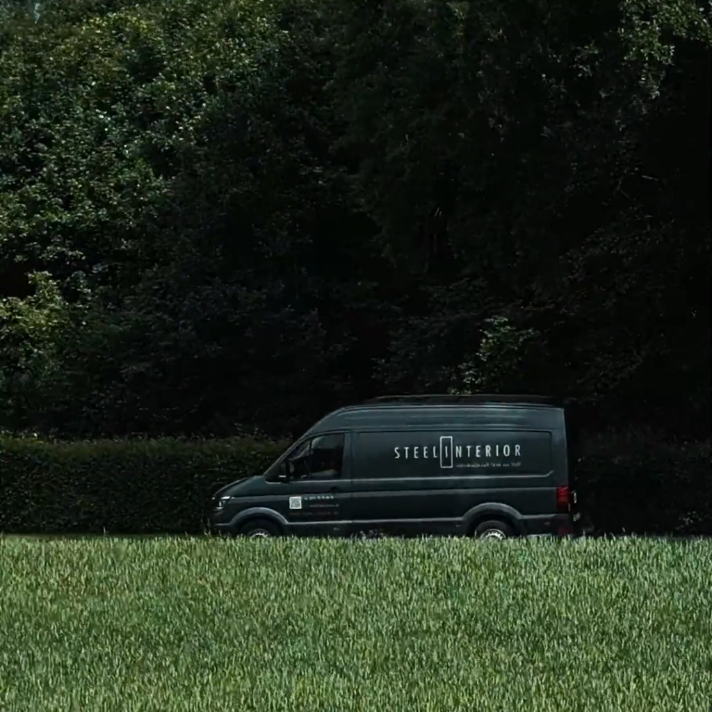 Startseite 135 Ein Auto mit Steel Interior Logo führt die Lieferung und Montage deutschlandweit aus