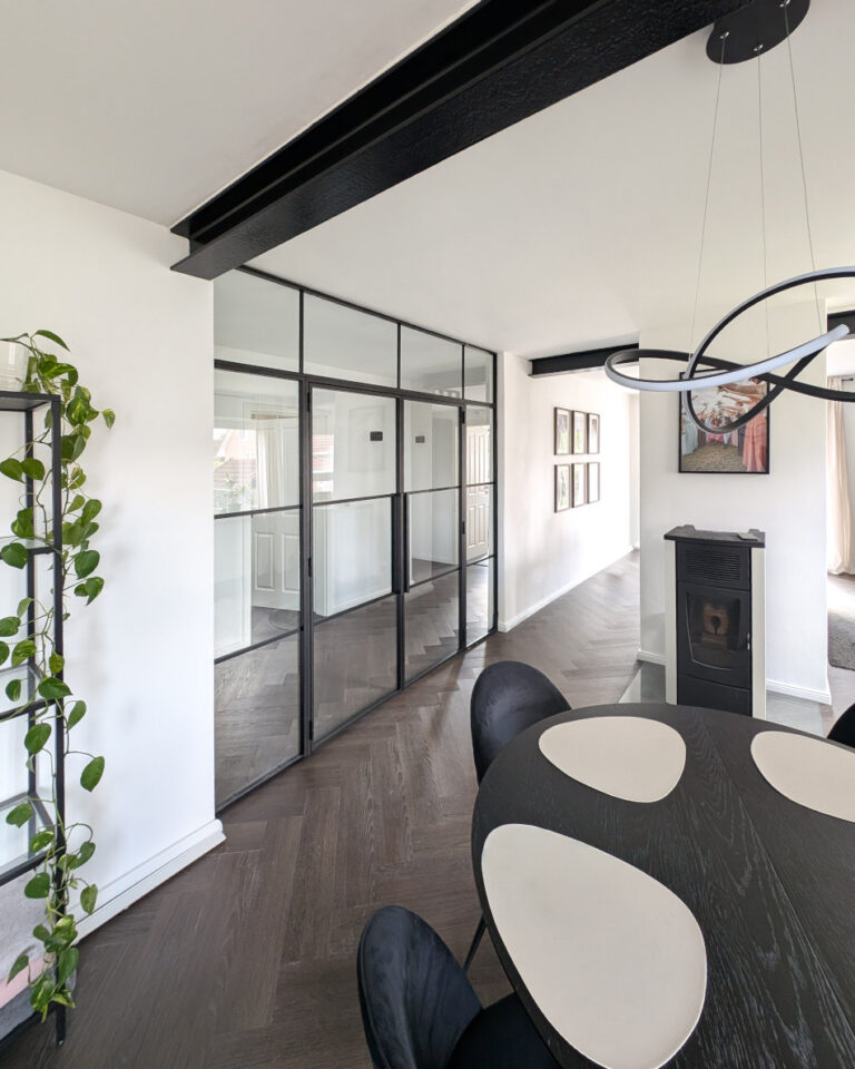 steel-interior-loft-doppeltür-mit-oberlicht-wohnzimmer-esszimmer