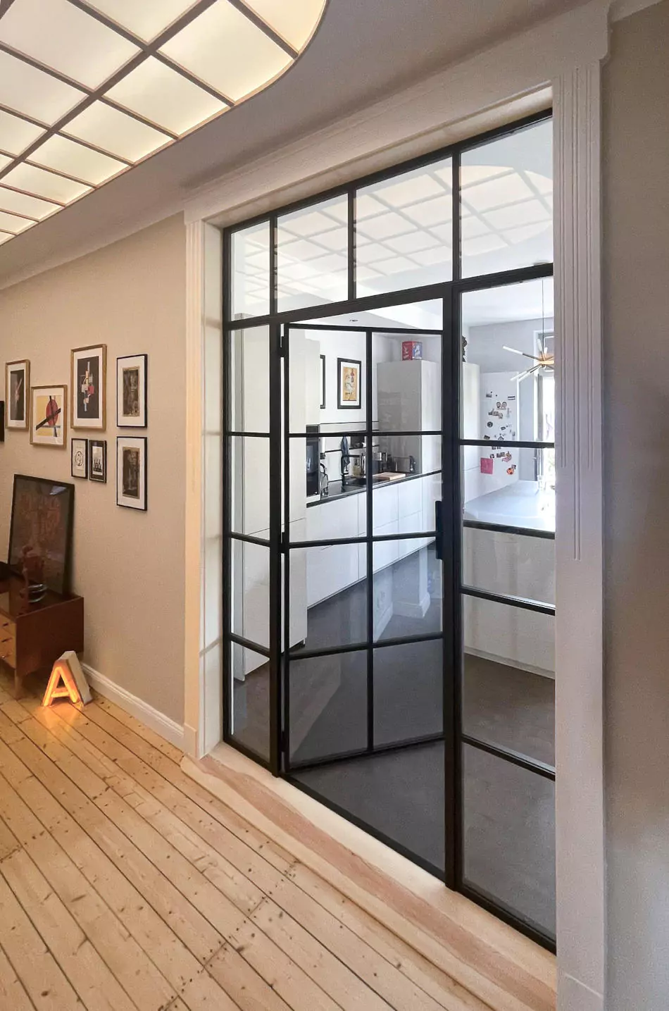 steel-interior-loft-drehtür-mit-oberlicht-seitenelement-küche