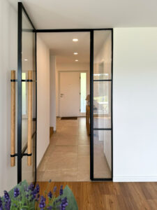 steel-interior-loft-stahltür-mit-holzgriff-flur