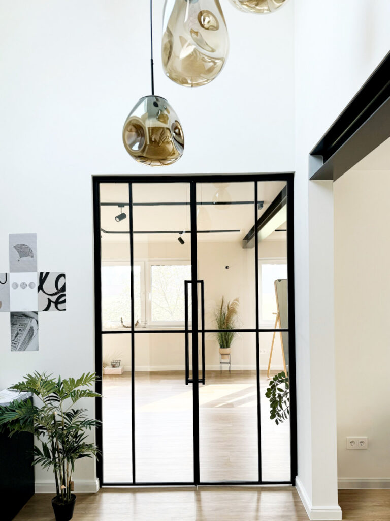 Raumteiler Glas 13 steel-interior-projekt-garrel-flur-wohnzimmer-doppeltür-drehtür-6