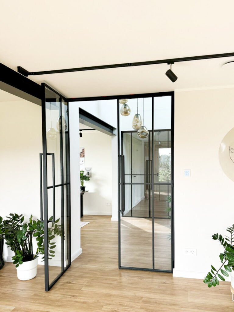 steel-interior-projekt-garrel-flur-wohnzimmer-doppeltür-drehtür