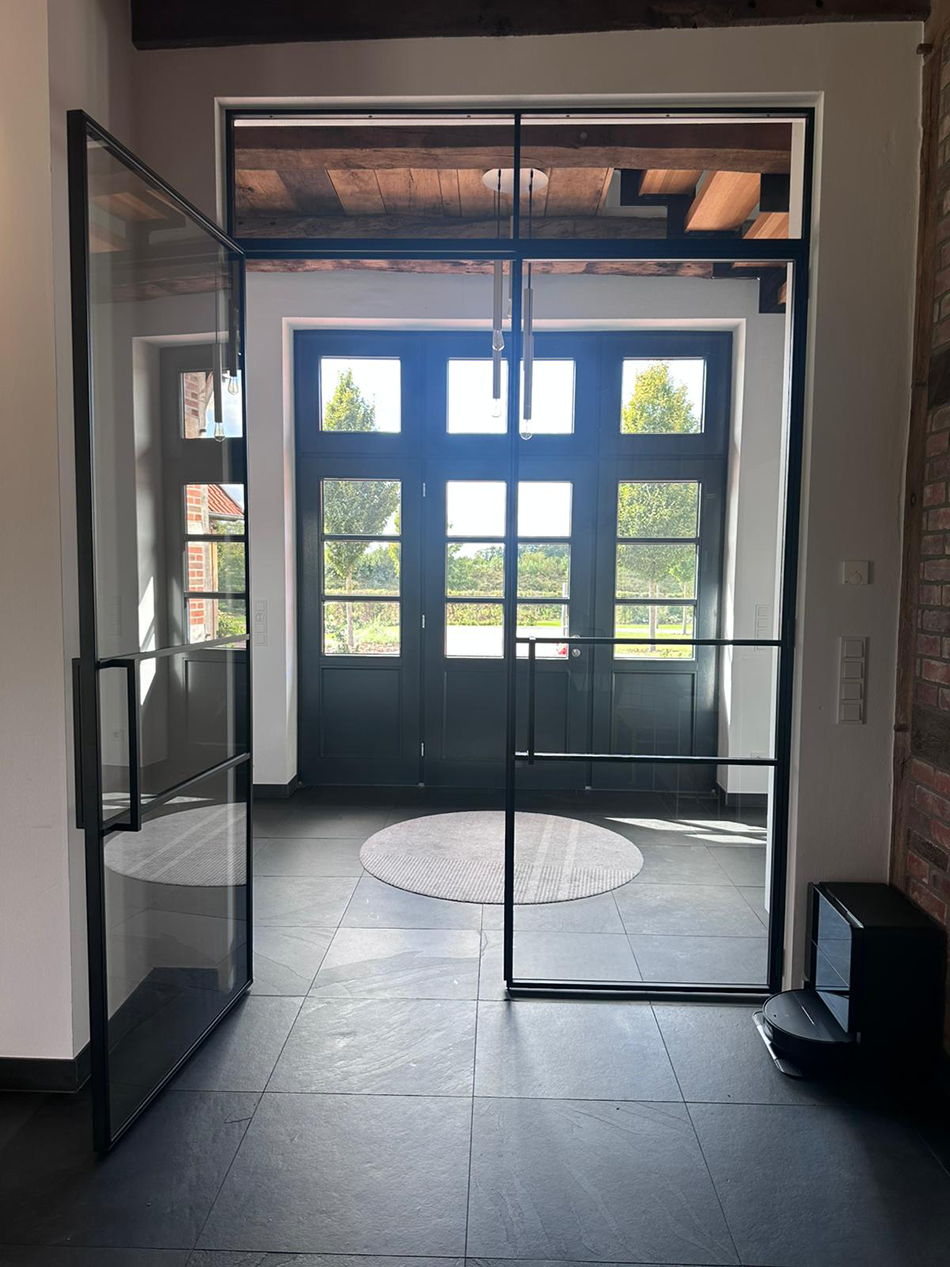 steel-interior-referenz-fachwerkhaus-doppeltür-drehtür-1
