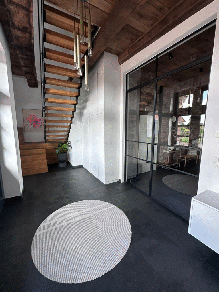 steel-interior-referenz-fachwerkhaus-doppeltür-drehtür-2
