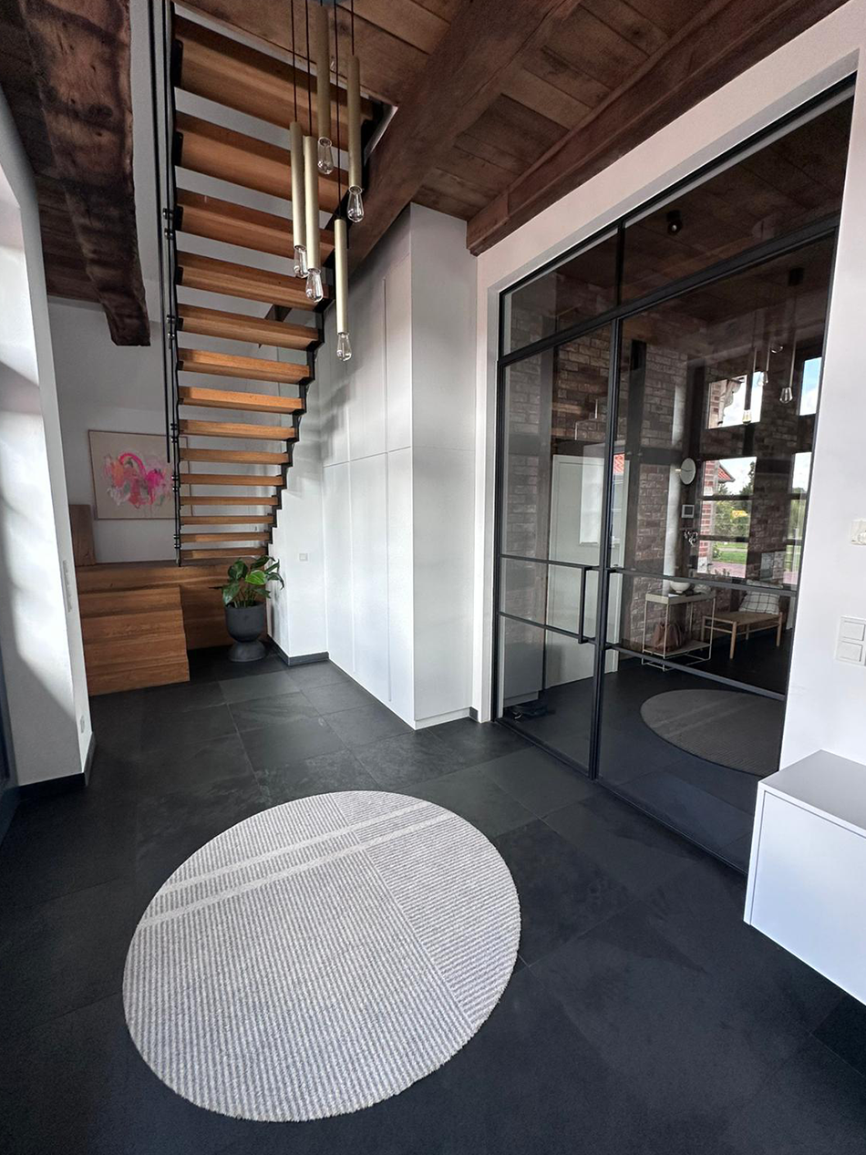 steel-interior-referenz-fachwerkhaus-doppeltür-drehtür-2
