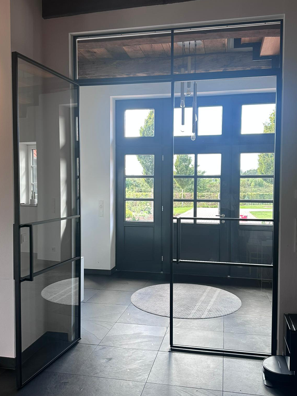 steel-interior-referenz-fachwerkhaus-doppeltür-drehtür-3
