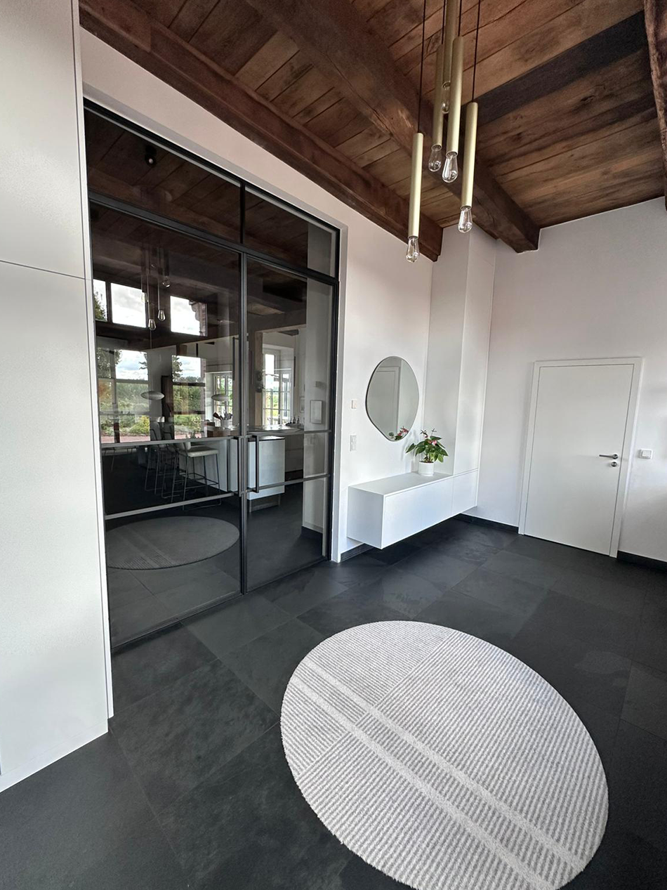 steel-interior-referenz-fachwerkhaus-doppeltür-drehtür-4